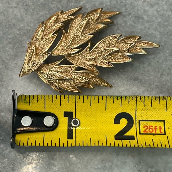 Vintage Trifari gold tone leaf brooch - Picture 4 of 5